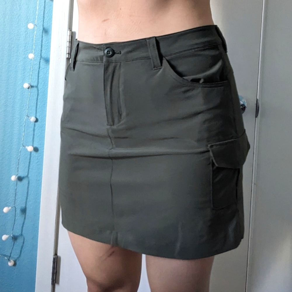Cargo hiking skirt in olive with liner